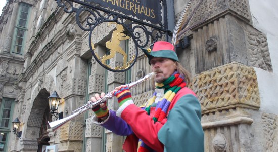 Pied piper in front of the restaurant Rattenfängerhaus in Hameln, © Hameln Marketing und Tourismus GmbH