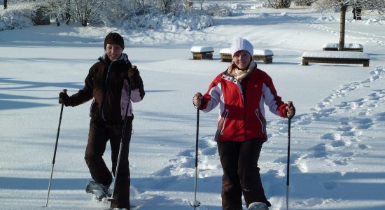 Two women are hiking with snow boots in the Harz , © HAHNENKLEE tourismus marketing gmbh