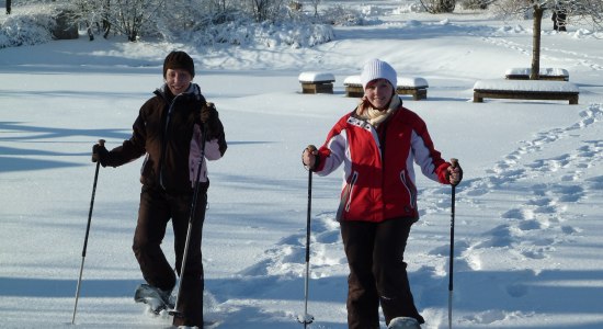 Two women are hiking with snow boots in the Harz , © HAHNENKLEE tourismus marketing gmbh
