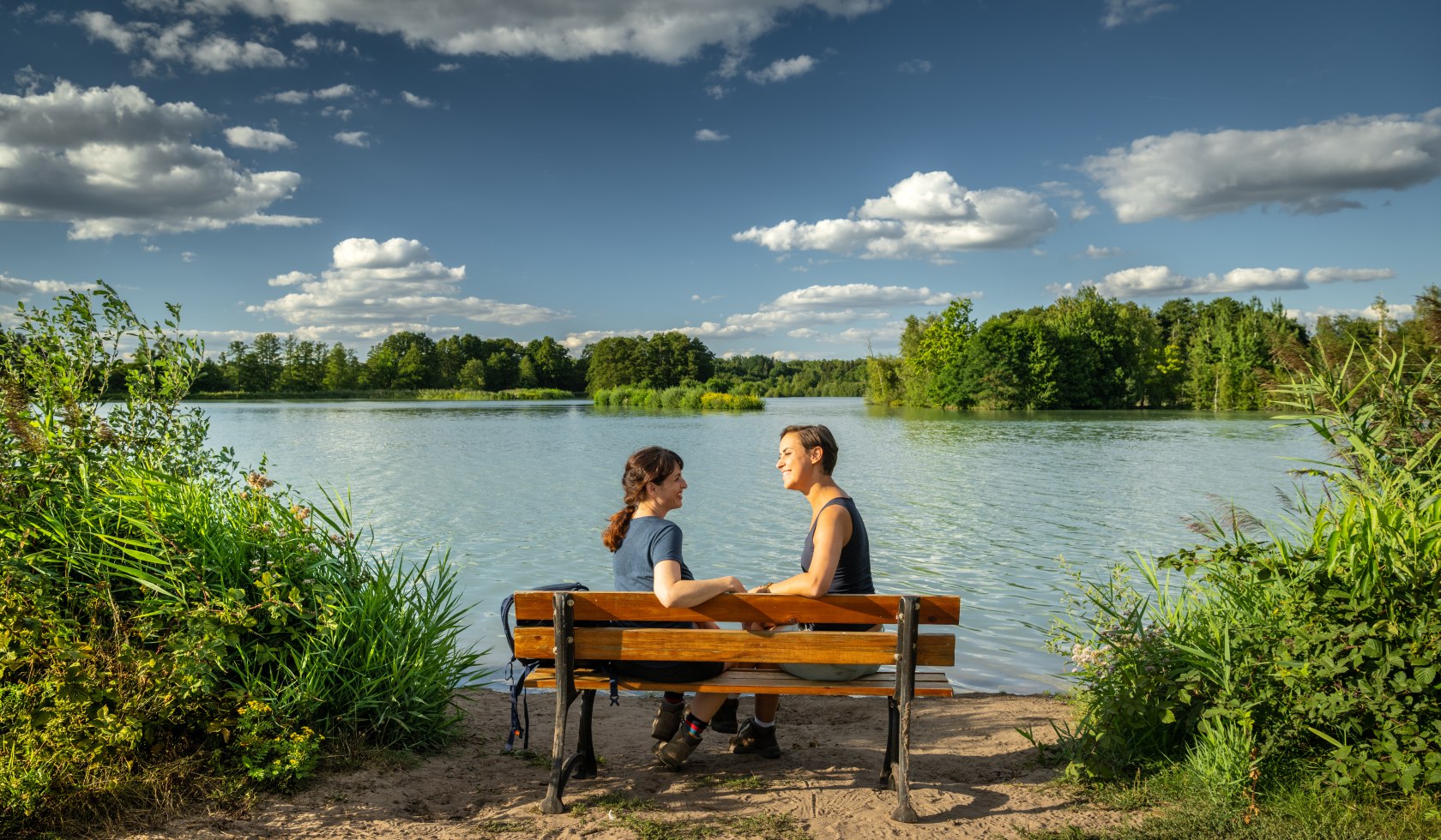 Meissendorf_Meissendorfer_Teiche_Bank_Pause_ccbysa_Dominik_Ketz_20220822_20 (1), © Lüneburger Heide GmbH/Dominik Ketz