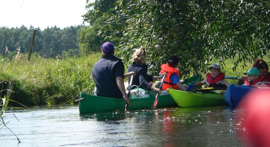 Familie paddelt auf der Este, © Tourismusverband LK Stade/Elbe e. V. / Susanne Seemann