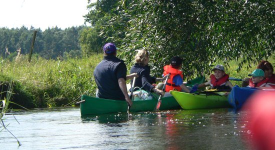 Familie paddelt auf der Este, © Tourismusverband LK Stade/Elbe e. V. / Susanne Seemann
