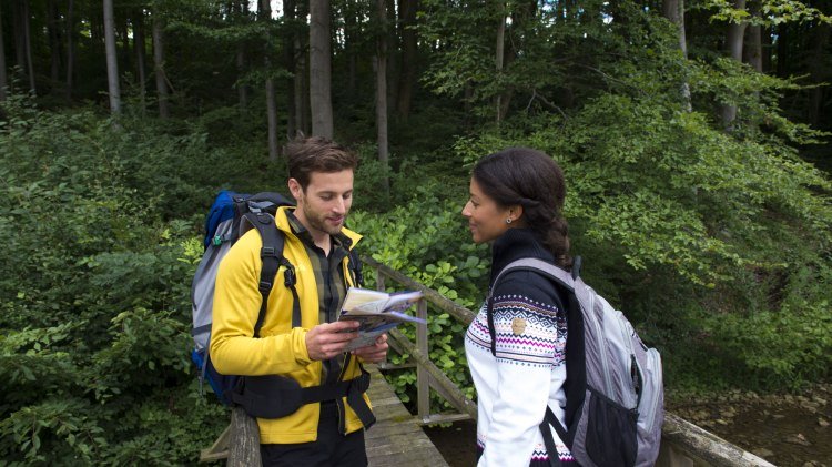 Wanderer auf dem Weg der Selbstzuwendung, © Touristikzentrum Westliches Weserbergland/ Jens König