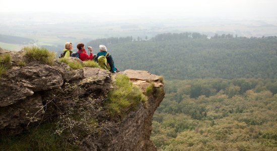 Wanderer auf dem Hohenstein, © Weserbergland Tourismus e.V / M. Gloger
