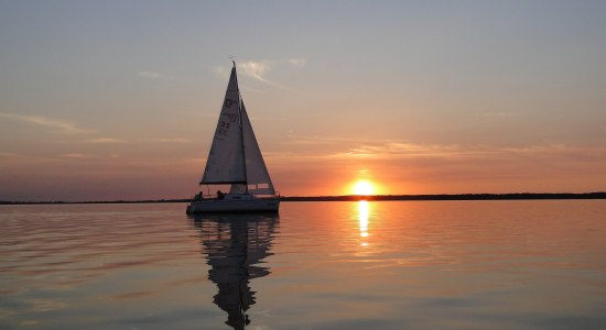 Sailing boat at sunset on the Steinhuder Meer, © SMT / Christine Kölling 