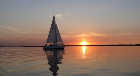Sailing boat at sunset on the Steinhuder Meer, © SMT / Christine Kölling 