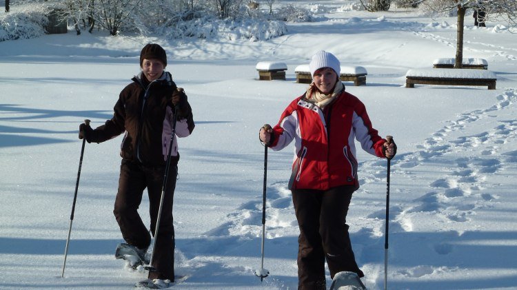 Two women are hiking with snow boots in the Harz , © HAHNENKLEE tourismus marketing gmbh