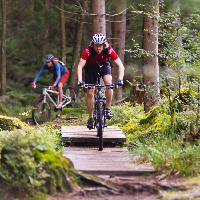 Mountain bikers on a single trail, © Maruba b.V. Sports Publishers