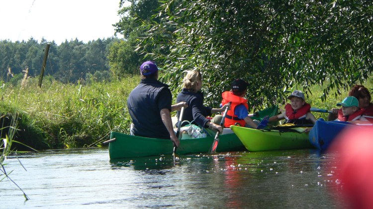 Familie paddelt auf der Este, © Tourismusverband LK Stade/Elbe e. V. / Susanne Seemann