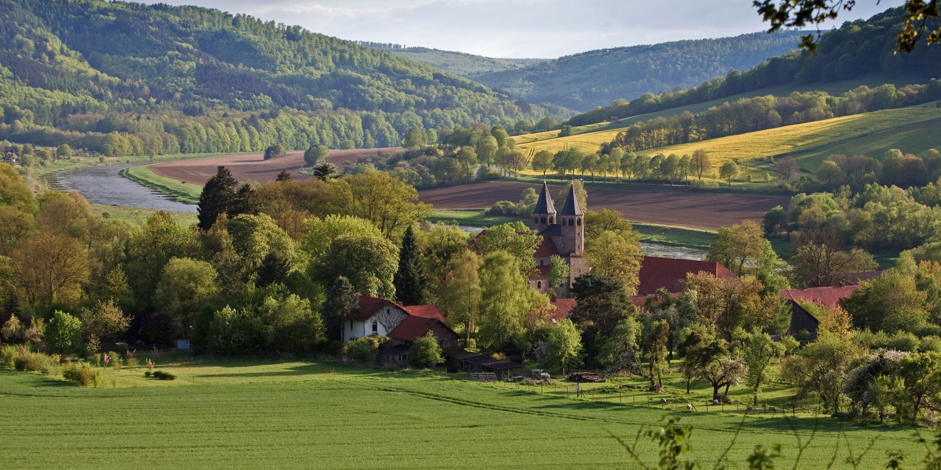 Kloster Bursfelde an der Weser, © Naturpark Münden/ Sibylle Susat