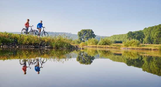 Couple with bicycles takes a break at the Weser, © DZT/Jens Wegener