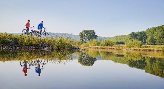 Couple with bicycles takes a break at the Weser, © DZT/Jens Wegener