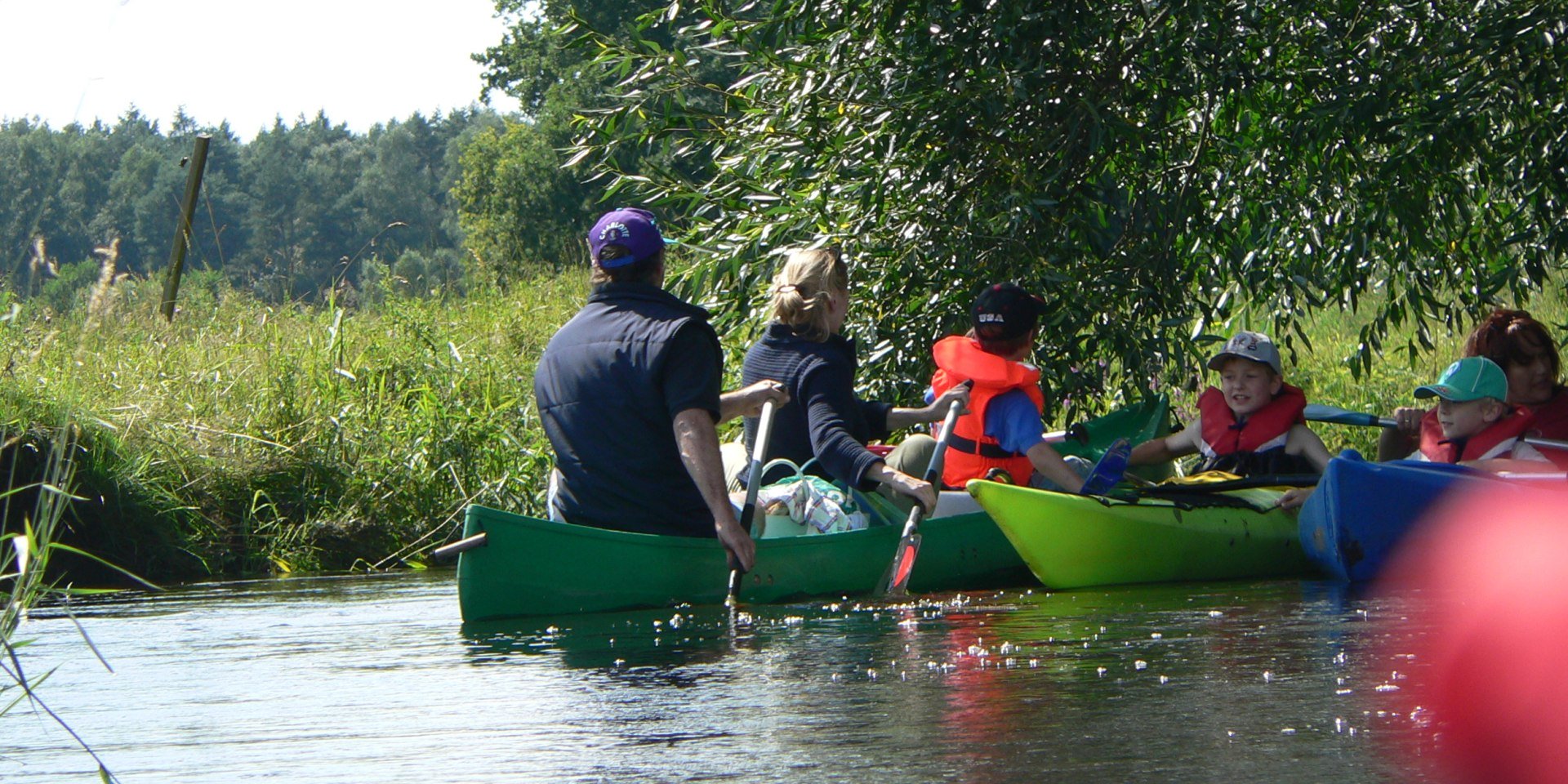 Familie paddelt auf der Este, © Tourismusverband LK Stade/Elbe e. V. / Susanne Seemann