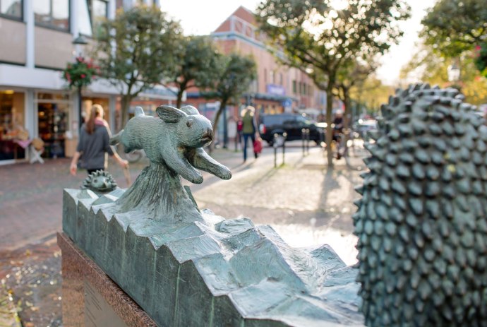 Fountain with representation of hare and hedgehog in Buxtehude, © © Daniela Ponath / Deutsche Märchenstraße e.V.