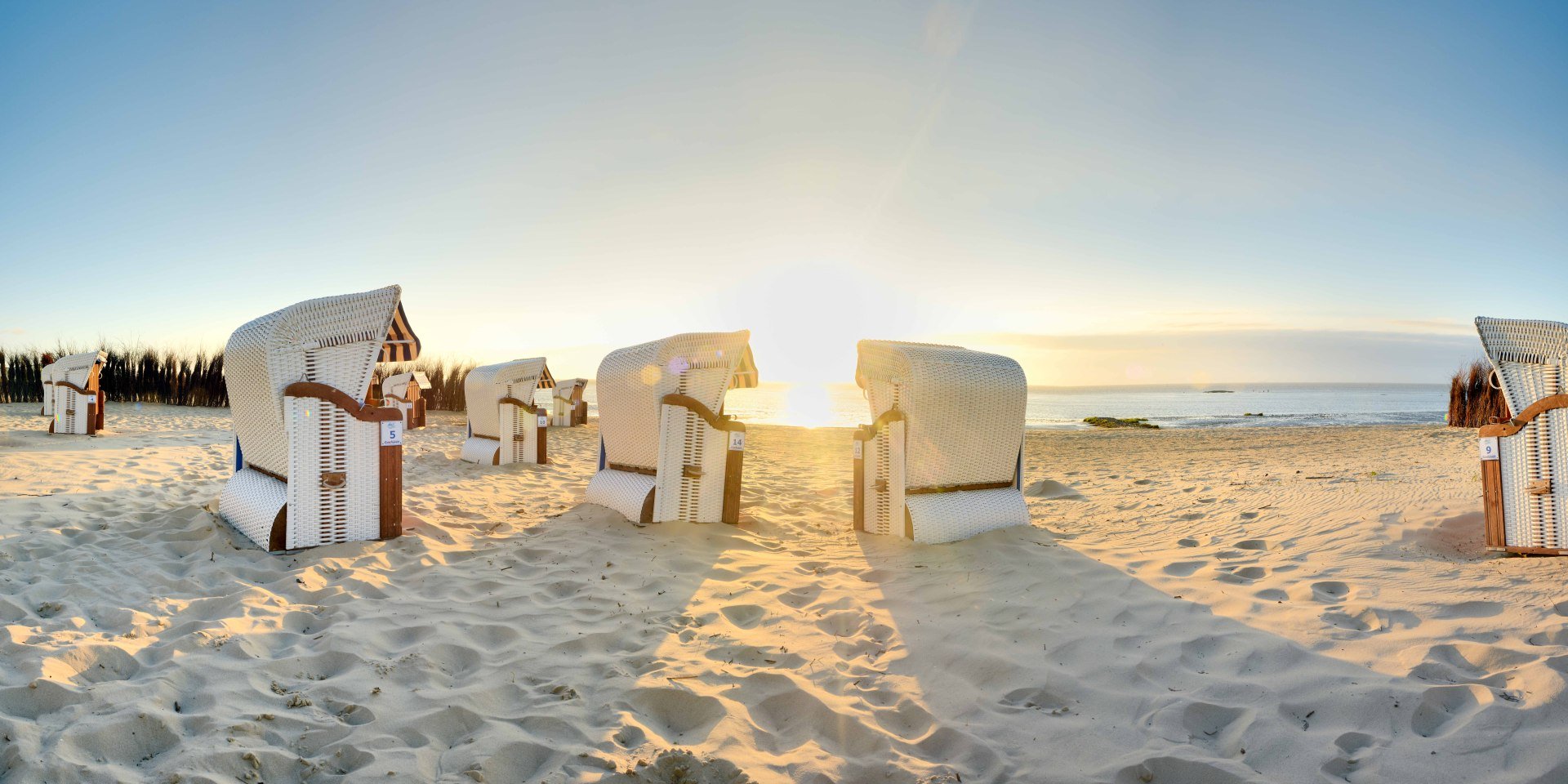 Cuxhaven, Niedersachsen (Lower Saxony), Germany -
Typical roofed wicker beach chairs (Strandkorb) on Duhnen beach in Cuxhaven., © DZT / Francesco Carovillano