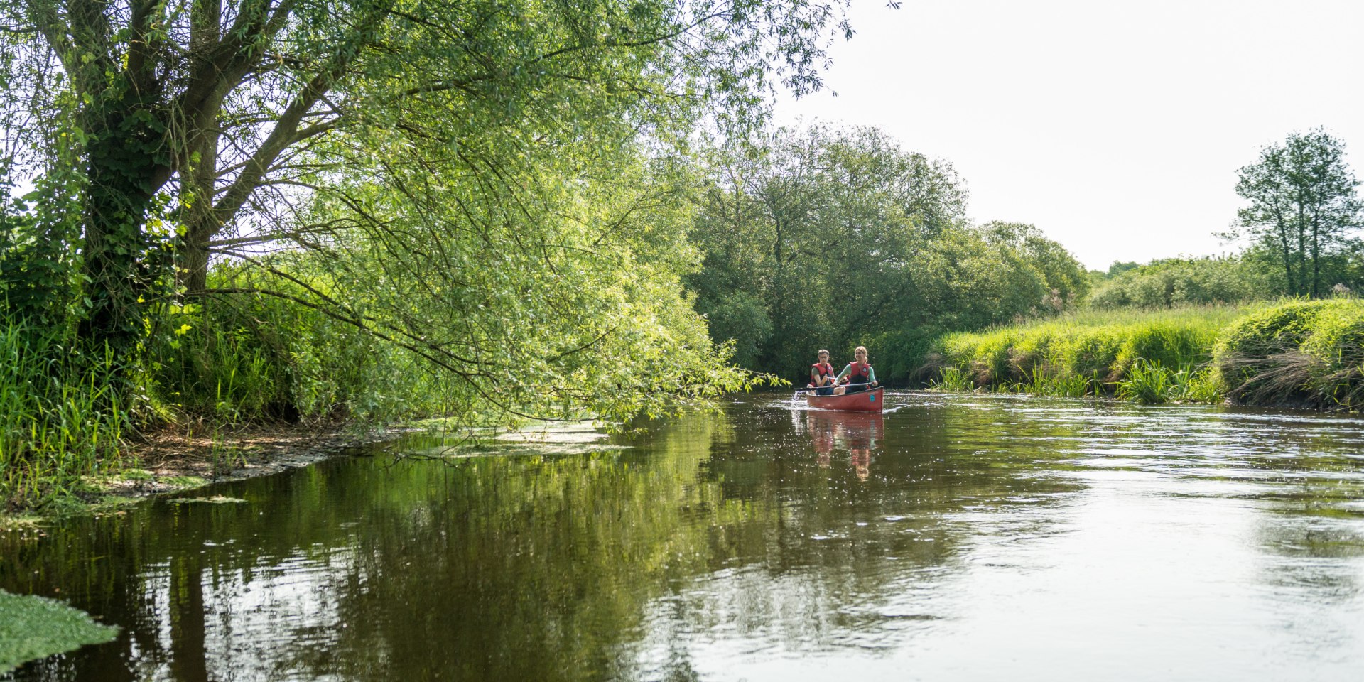 Couple is canoeing on the Ilmenau river in the Lüneburger Heide, © Lüneburger Heide GmbH / Dominik Ketz