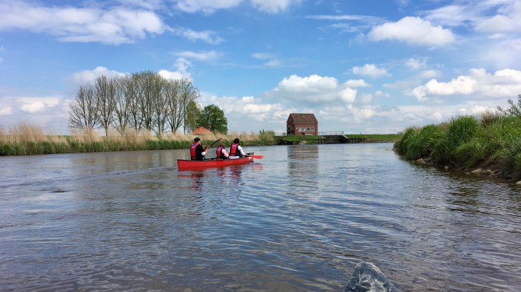 wide view from canoe on the Jümme, © Touristik GmbH Südliches Ostfriesland / Arno Ewen