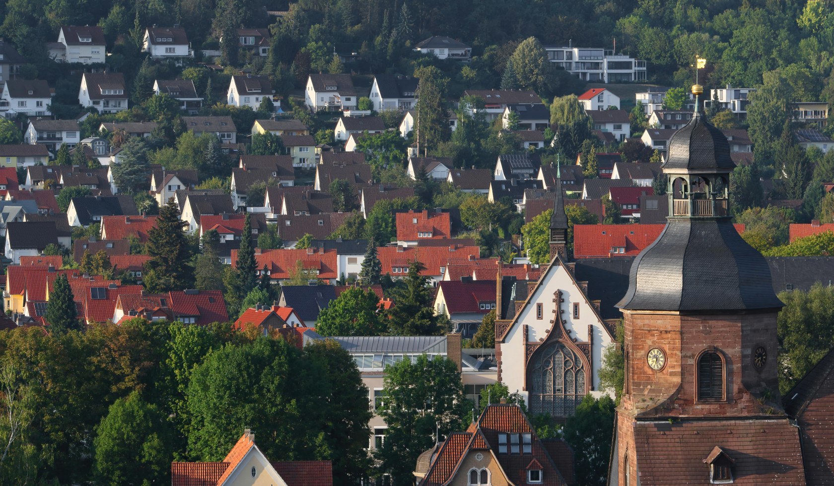 View of the northern inner city of Einbeck from the market church of St. Jacobi. On the right, the tower of the Lutheran Minster Church of St. Alexander and the west gable of Einbeck Grammar School., © Udo Haafke